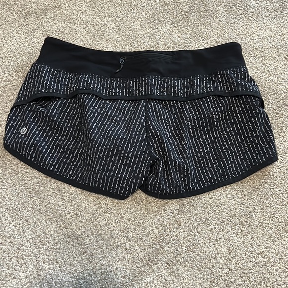 EUC RARE Lululemon speed shorts 2.5 - Picture 2 of 3